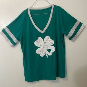 St. Patrick’s shirt XXL v neck green and white shamrock with heart